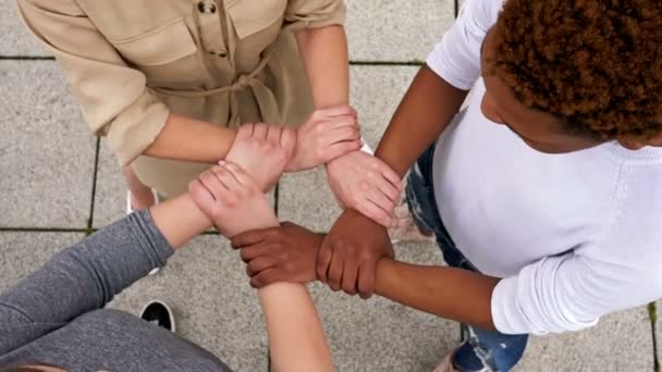 Symbolic plexus of hands with different skin colors. — Stock Video