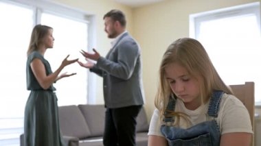 Aile skandalı. Ebeveynler kavga ediyor, çocuk acı çekiyor..