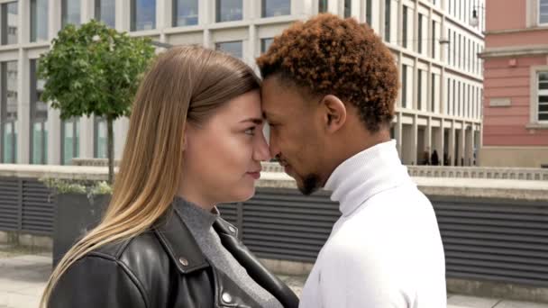 Miłość między młodym afrykańskim mężczyzną a białą kobietą. Pojęcie związków miłosnych i jedności między różnymi rasami ludzkimi. — Wideo stockowe