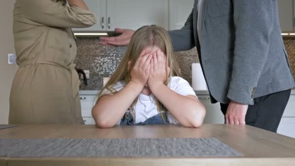 Familjeskandal. Föräldrar grälar, barn lider. — Stockvideo