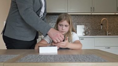 Baba kızı bağlanmaya zorlar ve cep telefonunu alır. Ebeveynler ve çocuklar arasındaki sorunlar.