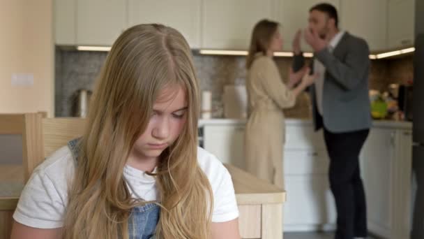 Familie schandaal. Ouders ruziën, kind lijdt.. — Stockvideo