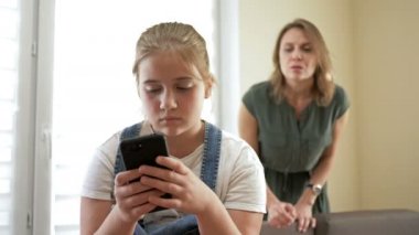 Annem, genç bir kızı cep telefonundan okuduğu için çok kızgın. Kız telefonu saklıyor. Ebeveynler ve çocuklar arasındaki ilişki sorunu.