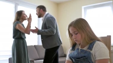 Aile skandalı. Ebeveynler kavga ediyor, çocuk acı çekiyor..