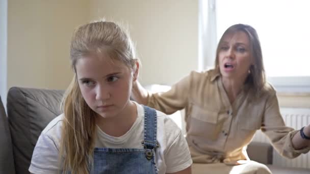 Mutter ist sehr wütend auf ihre Tochter und schimpft auf sie. Das Mädchen schweigt beharrlich. Schwierigkeiten in der Pubertät. — Stockvideo