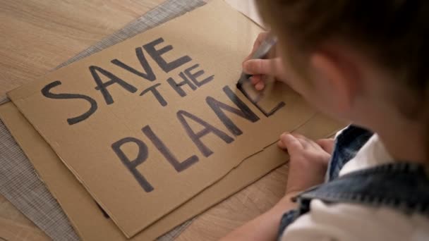Η μαθήτρια φτιάχνει αφίσα SAVE THE PLANET. — Αρχείο Βίντεο