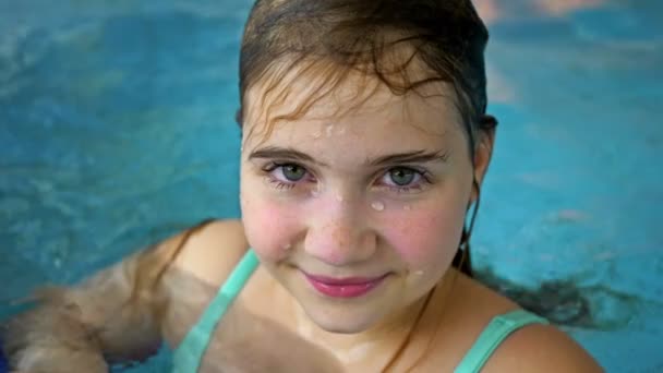 Retrato de una linda adolescente nadando en la piscina. Primer plano . — Vídeos de Stock