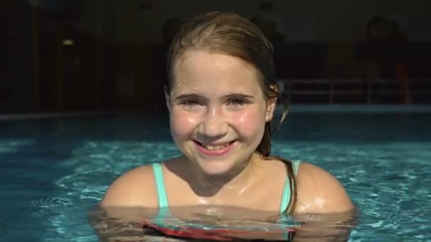 Портрет милої дівчини-підлітка, що плаває в басейні. Крупним планом . — стокове відео