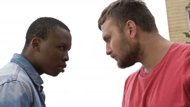 一个黑人和一个有欧洲血统的男人之间的攻击行为. — 图库视频影像