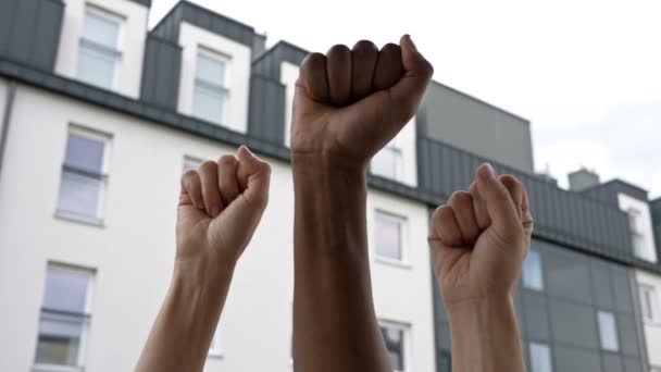 Händerna knutna till en knytnäve. Begreppet protest och revolution. Kampen för rättigheter, rasdiskriminering och våld. — Stockvideo