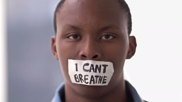 Donkere man op de lippen heeft een sticker met de inscriptie I Cant Breathe. Wordt een slogan geassocieerd met de Black Lives Matter beweging. — Stockvideo