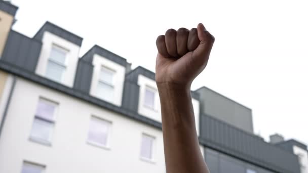 Le poing levé ou le poing serré est un geste de la main symbole de solidarité, de soutien, de salut pour exprimer l'unité, la force. La vie noire compte. — Video