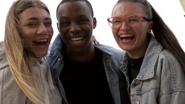 Giovani di diverse nazionalità si divertono insieme. Nessuna faida razziale. — Video Stock