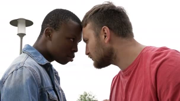 Interraciale conflicten. Haat, racisme, misverstand. BLM. — Stockvideo