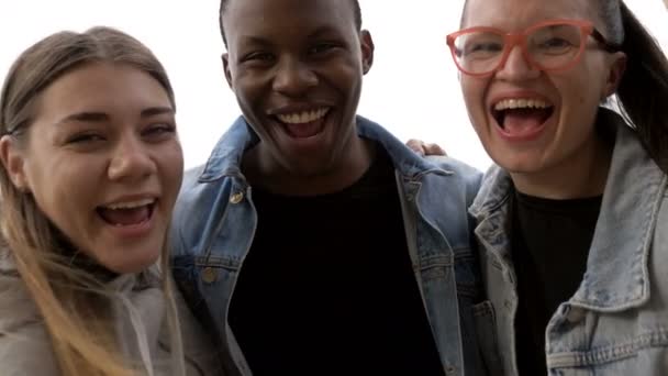 Junge Menschen unterschiedlicher Nationalitäten haben gemeinsam Spaß. Keine Rassenfehde. BLM. — Stockvideo