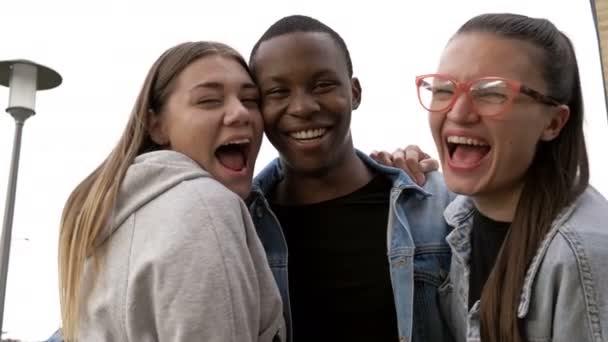 Mladí lidé různých národností se spolu baví. Žádný rasový spor. BLM. — Stock video