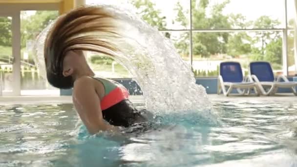 Adolescente jugando con su pelo largo en una piscina . — Vídeos de Stock