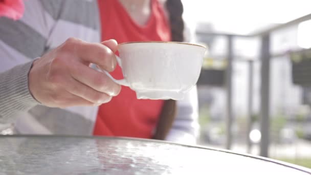 Primer plano. Mano femenina con una taza de té o café . — Vídeos de Stock