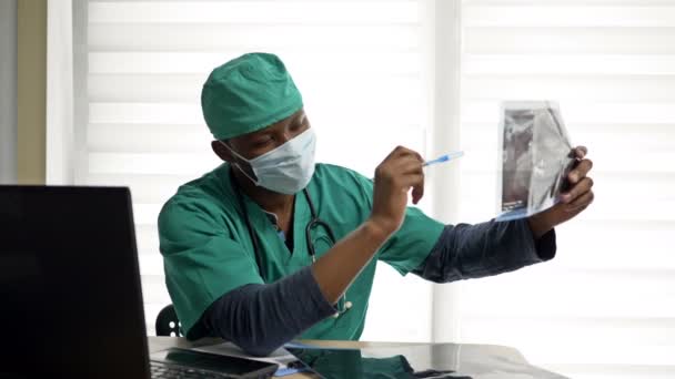 Joven dentista africano con radiografía de dientes . — Vídeos de Stock