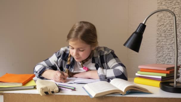 Yorgun liseli kız ödevlerini hatalarıyla yapıyor. Okul konseptinde sorunlar, zor matematik, sıkı eğitim. — Stok video