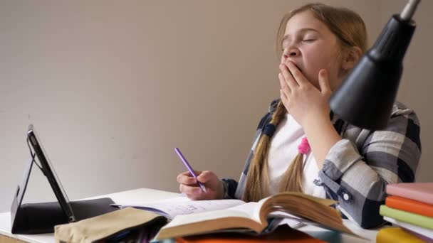 Enseñanza en casa. La colegiala se sentó demasiado tarde para las lecciones, cansada, quiere dormir. Regreso a la escuela . — Vídeos de Stock