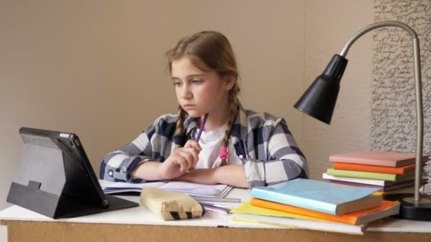 Fernstudium. Die Schülerin kommuniziert mit dem Lehrer über das Internet. Zurück zur Schule. — Stockvideo