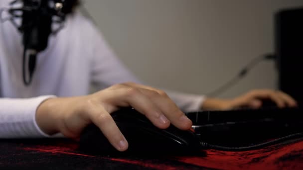 Les joueurs mains gros plan. Utilisation simultanée du clavier et de la souris. — Video