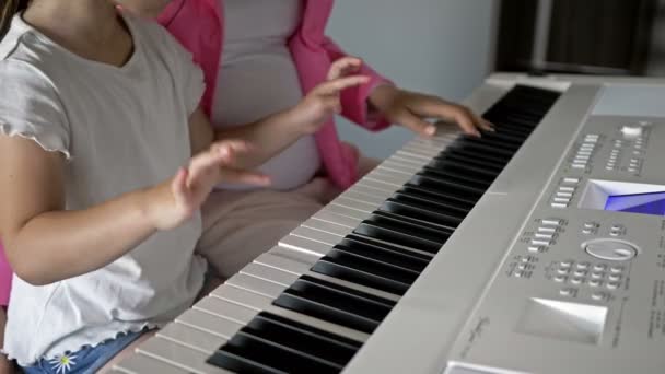 Professora privada de música dando aulas de piano para a menina. Mãos ao alto . — Vídeo de Stock