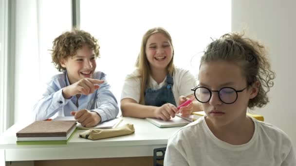 Zwei Teenager verhöhnen ihren wehrlosen Klassenkameraden. Kindliche Grausamkeit. Mobbing in der Schule. — Stockvideo