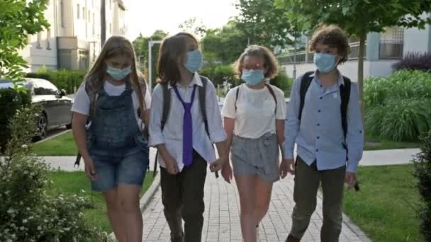 Gruppe von Schulkindern in medizinischen Masken zum Schutz vor Coronavirus. — Stockvideo