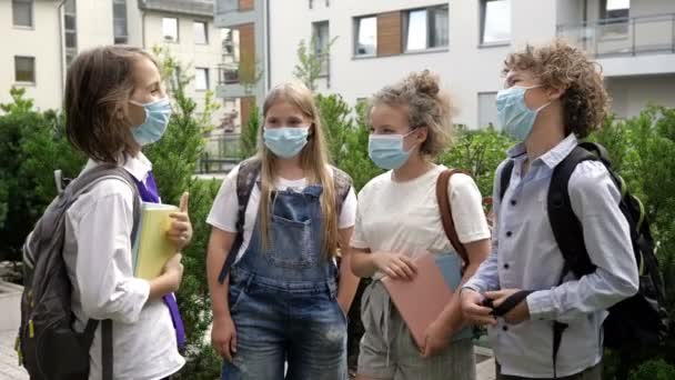 Groep schoolkinderen met medische maskers ter bescherming tegen coronavirus. — Stockvideo