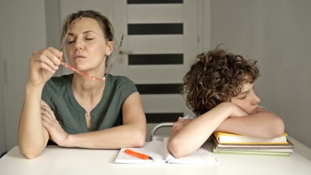 Az otthoni tanulás nehézségei. Anya próbál segíteni a fiának a leckékkel. A tudás és a türelem hiánya. — Stock videók