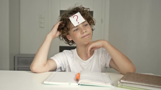 É difícil para o aluno fazer seus trabalhos de casa. O menino não lida com as lições por conta própria. Problemas do ensino à distância . — Vídeo de Stock