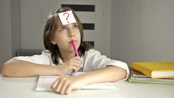 Ученику трудно делать домашнее задание. Мальчик не справляется с уроками самостоятельно. Проблемы дистанционного обучения . — стоковое видео
