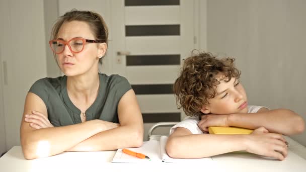 Dificuldades da escolaridade domiciliar. A mãe está a tentar ajudar o filho com as aulas. Falta de conhecimento e paciência . — Vídeo de Stock
