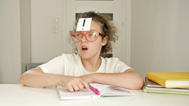 La colegiala resolvió una tarea difícil mientras hacía la tarea. Chica está satisfecho con el resultado . — Vídeos de Stock