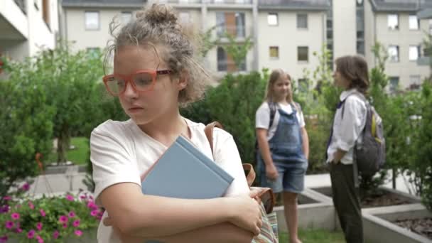 Grupa uczniów śmieje się z kolegi z klasy. Okrucieństwo wobec dzieci. Znęcanie się nad szkołą. — Wideo stockowe