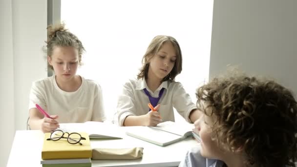 Een slordige leerling bemoeit zich met klasgenoten. Jongen verveelt zich in de les. — Stockvideo