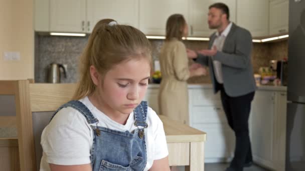 Familie schandaal. Ouders ruziën, kind lijdt.. — Stockvideo