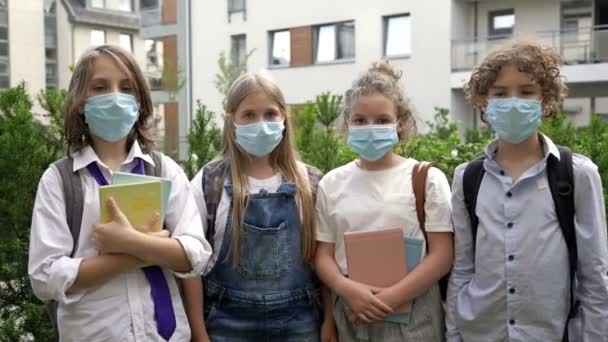 코로나 바이러스로부터 보호하기 위해 의료용 마스크를 쓰고 있는 일단의 학생들. — 비디오