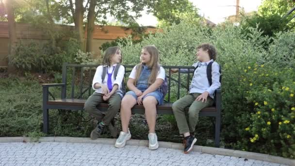 Klasskamrater på skolgården. Tonåringar har kul tillsammans. Skolvänskap. — Stockvideo