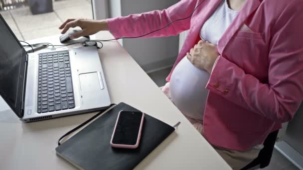 Embarazada mujer de negocios trabajando en la computadora en la oficina . — Vídeos de Stock