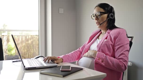Serbest ve uzaktan kumandalı. Evde bilgisayar başında çalışan hamile bir kadın.. — Stok video