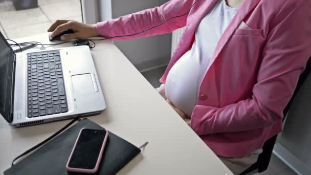 Gravid affärskvinna som arbetar vid datorn på kontoret. — Stockvideo