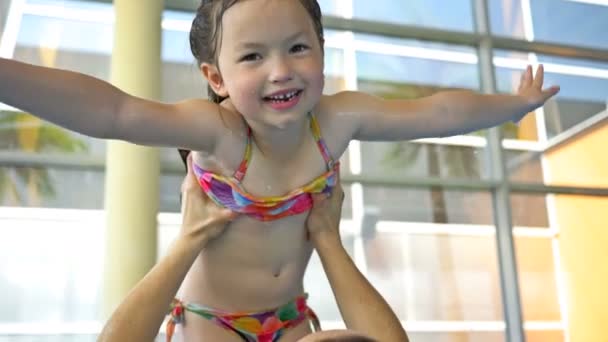 Anya a medencében játszik a kislányával.. — Stock videók