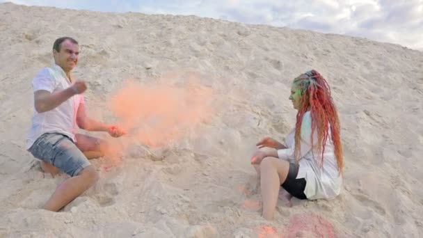 Glada par älskare kastar Holi pulver på varandra. Deras ansikten och kläder är fläckiga, men de är lyckliga.. — Stockvideo