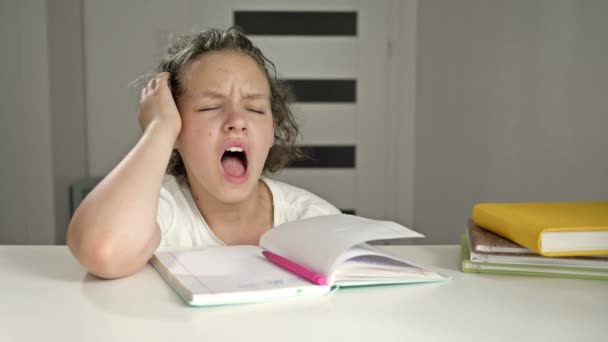 Cansada estudante adormece fazendo seu dever de casa . — Vídeo de Stock