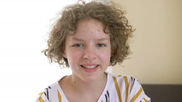 Portrait of a cheerful curly-haired teenage girl. — Stock Video