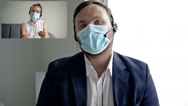 Online-Videokonferenz. Online-Kommunikation. Die Teilnehmer tragen medizinische Masken. Arbeit während der Coronavirus-Epidemie. — Stockvideo