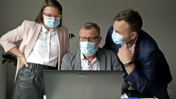 Diskussion über ein neues Projekt. Büroangestellte tragen medizinische Masken. Arbeit während der Coronavirus-Epidemie. — Stockvideo
